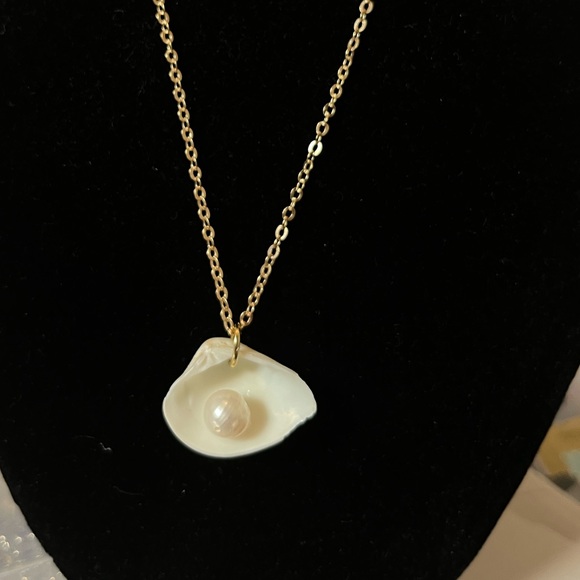 Freshwater pearl in shell on gold chain necklace - Picture 2 of 2